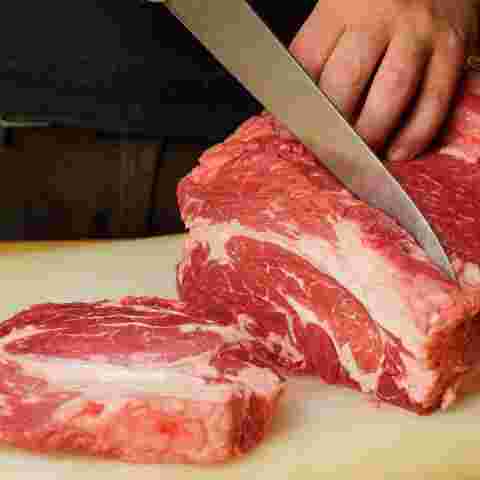 お肉を包丁で切っているところ