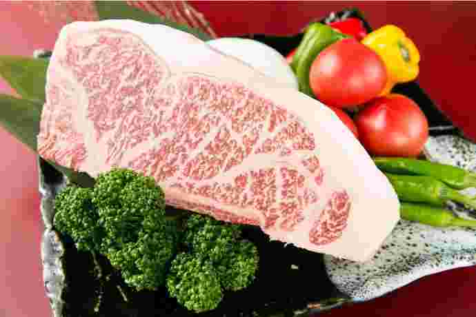 お皿に盛られたロース肉