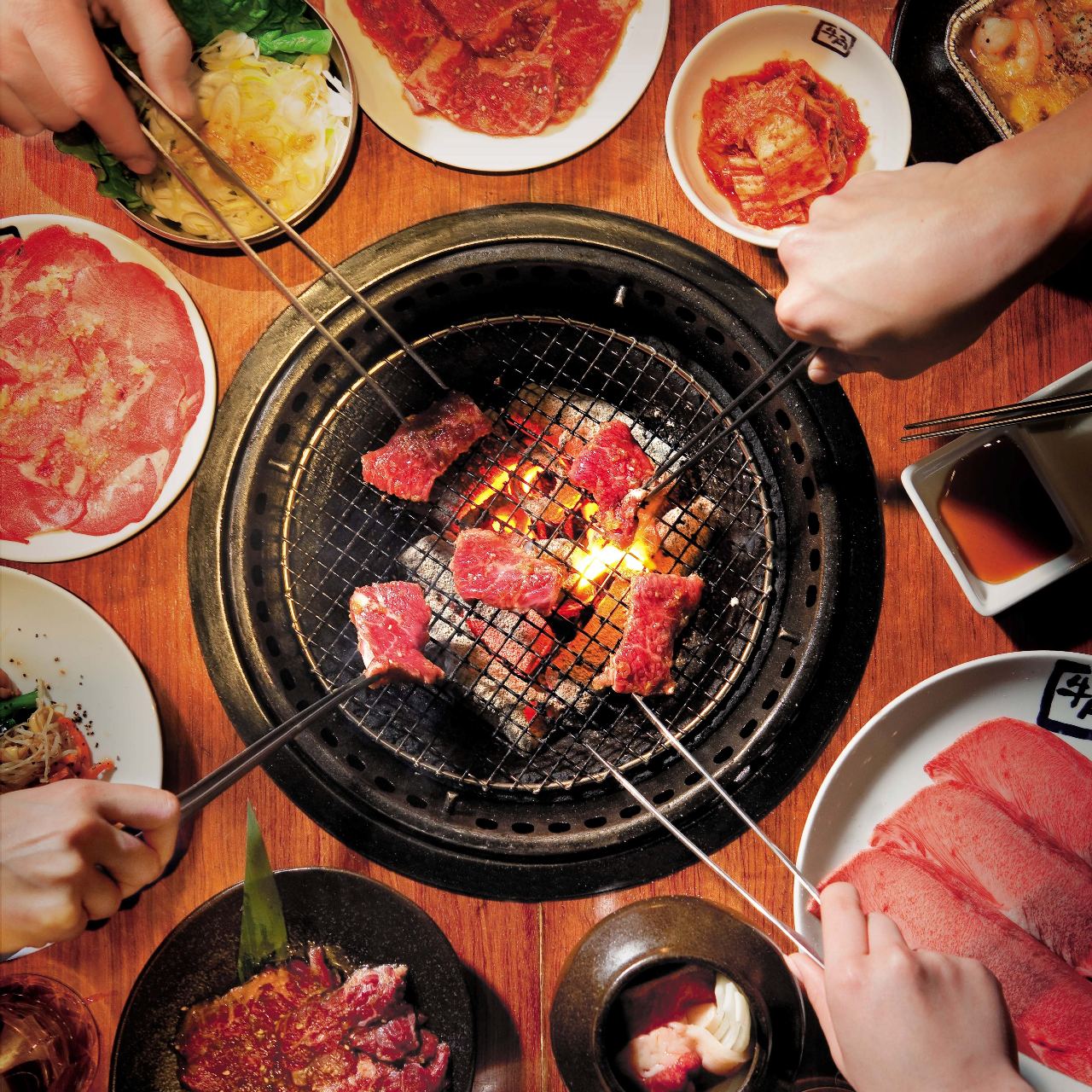焼肉の焼き方の正しいマナーとは?肉の種類別に美味しく焼くコツも! | お食事ウェブマガジン「グルメノート」