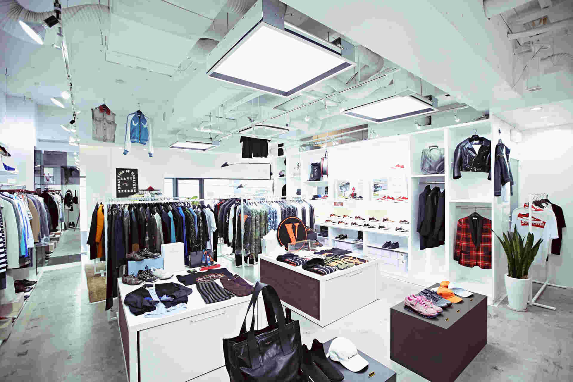 Doller 堀江店の店内画像。従来の古着屋のイメージを払拭するおしゃれさ!