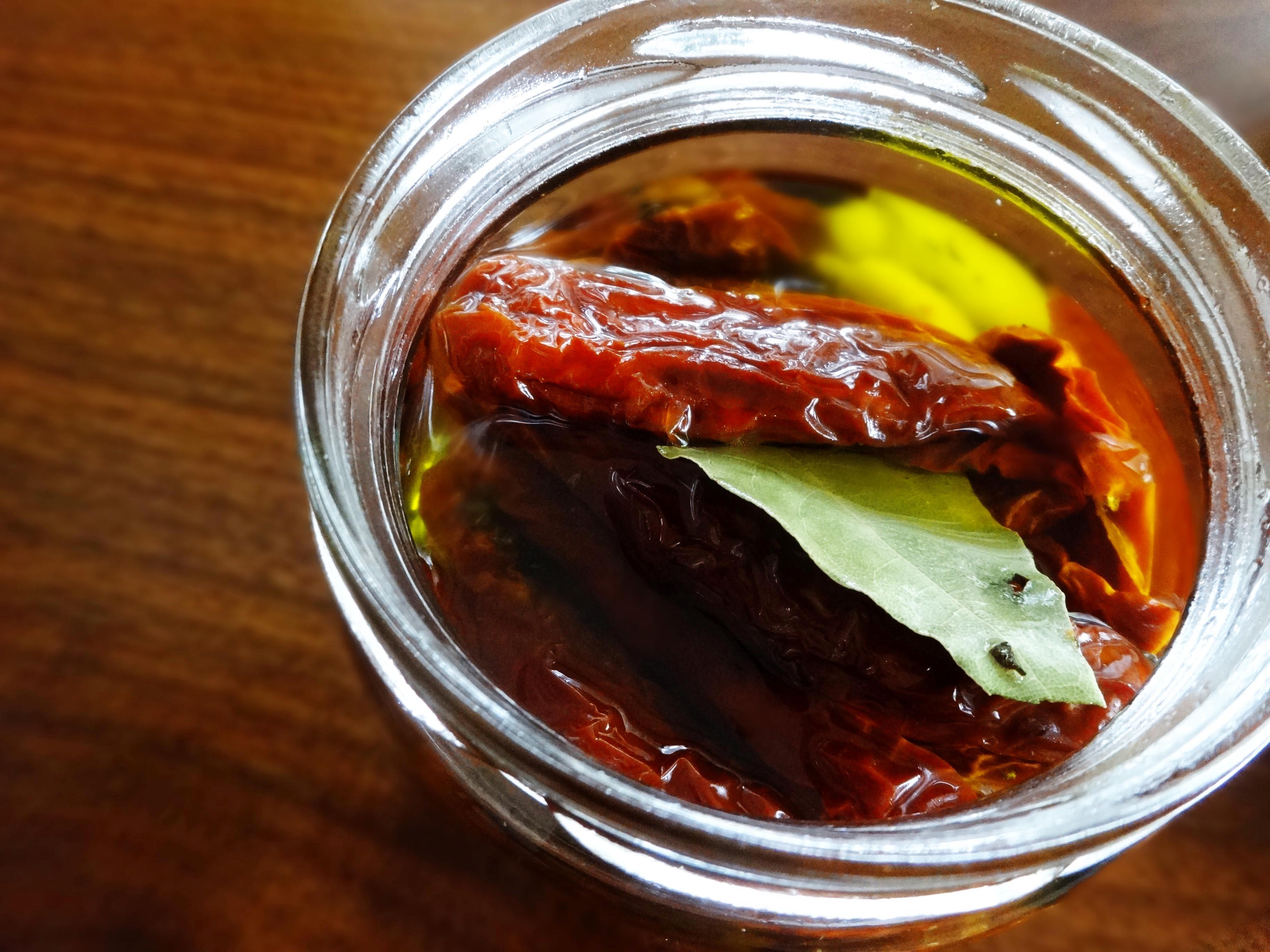 ライスヌードル、ドライトマト、パルメザンチーズ、バジル添えのレシピ