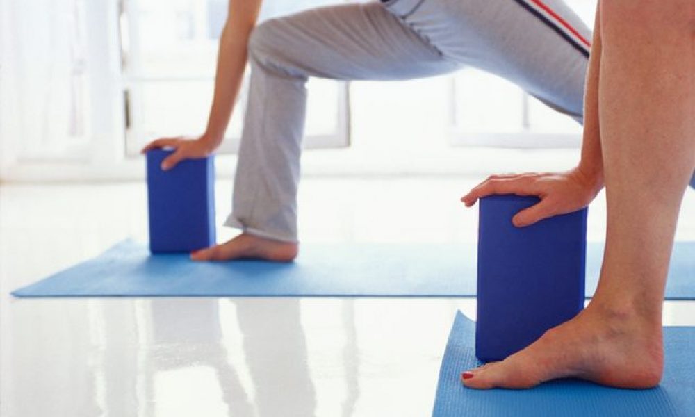 ダイソー・セリアの100均ヨガマット12選！ヨガグッズやヨガブロックも！ お食事ウェブマガジン「グルメノート」