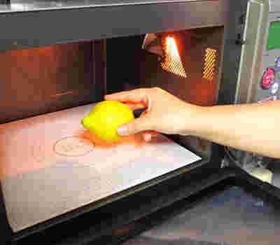 まるごとレモンをレンジに入れようとしている様子