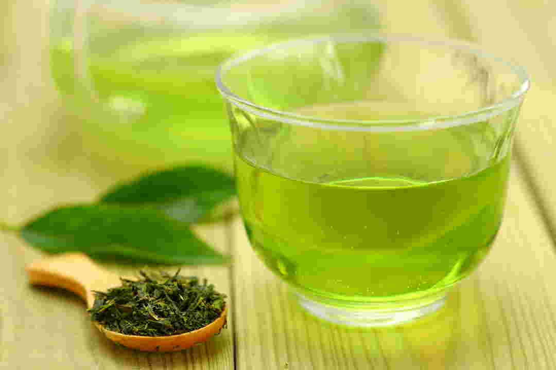 ガラスの器に入った緑鮮やかな緑茶