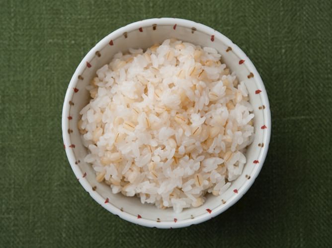 押し麦の美味しい炊き方!炊飯器やレンジで炊くコツや茹で方とは? お食事ウェブマガジン「グルメノート」 押し麦の美味しい炊き方!炊飯器やレンジで炊くコツや茹で方とは? お食事ウェブマガジン「グルメノート」