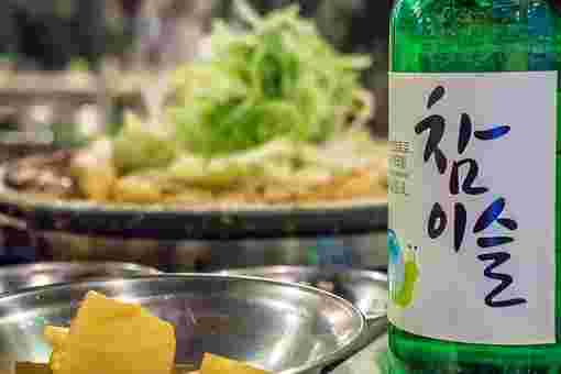 韓国焼酎ソジュのラベルと韓国料理が並んだ画像
