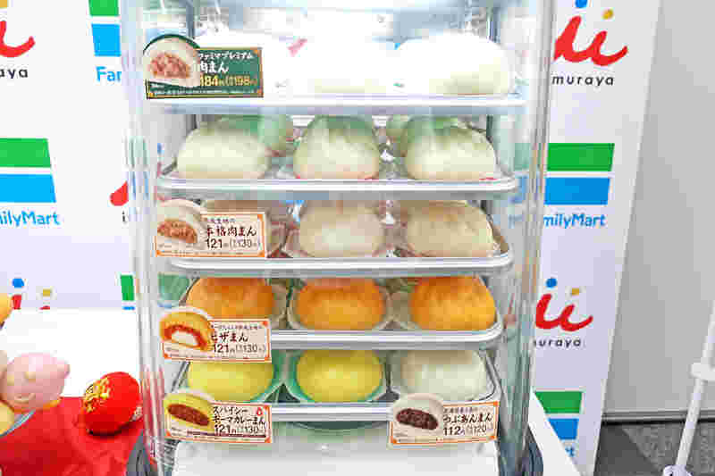 コンビニの肉まん販売コーナー