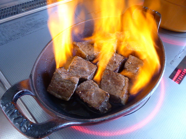 フランベの意味とは？IHでのフランベのやり方や香り付けのコツは？ | お食事ウェブマガジン「グルメノート」