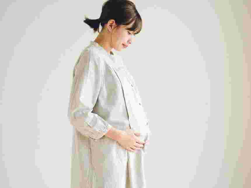お腹を押さえる妊婦