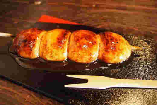 餡と香ばしく焼かれたまんじゅう