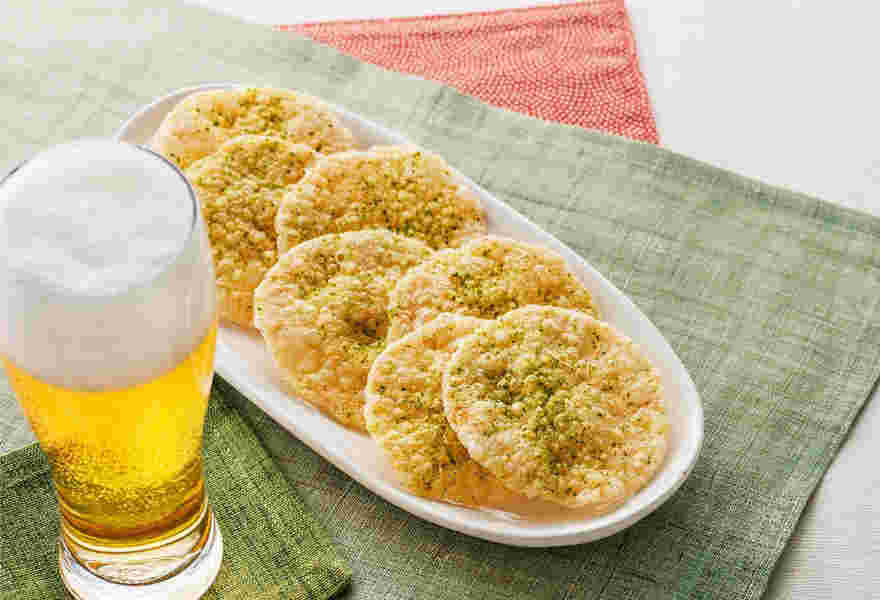 下仁田ねぎ煎餅と添えられたビール