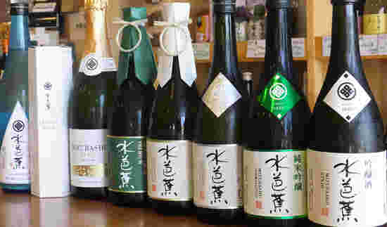 テーブルに並べられた日本酒