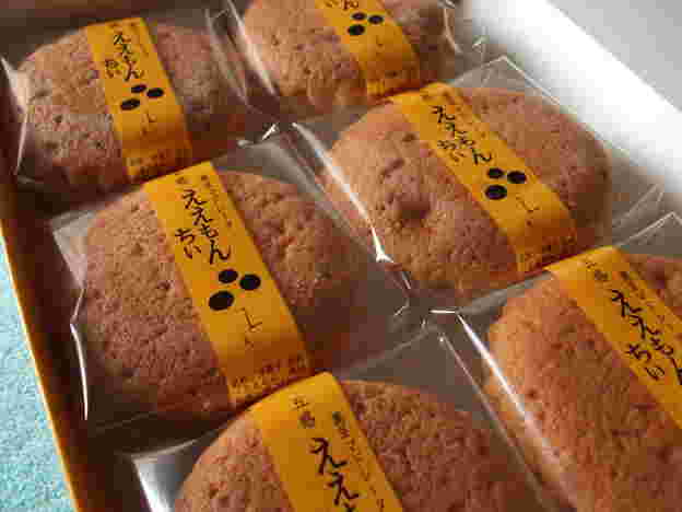 丸い形のマドレーヌが箱に入れられ並べられている