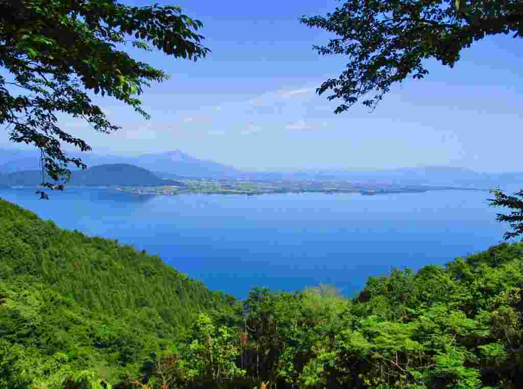 山の上から見た青々と美しい光景の琵琶湖