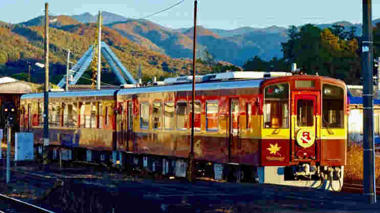 赤色と黄色いトロッコ列車