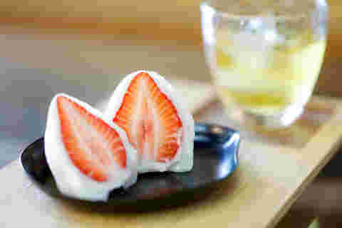 大粒のいちごの入ったちごもち