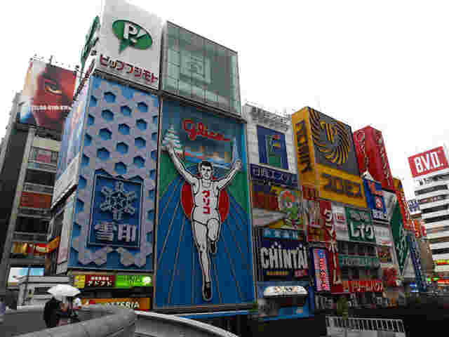 大きなビルに色々な看板があり派手にみえる