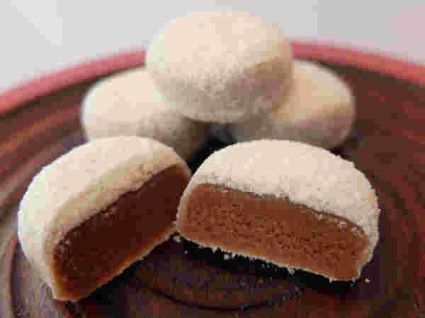 お盆にのせられた和菓子「関の戸」