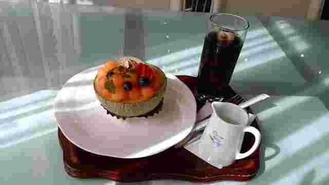 フルーツをふんだんに使ったケーキとアイスコーヒーのセット