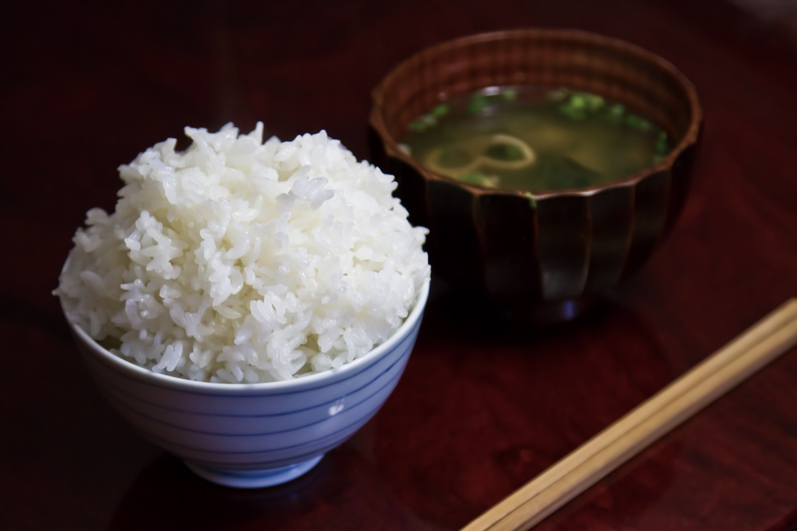 ご飯1合・1杯のカロリーは？2合/100グラム/200グラムや糖質量も お食事ウェブマガジン「グルメノート」