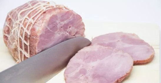 ブロック状のハムをカットしているところ