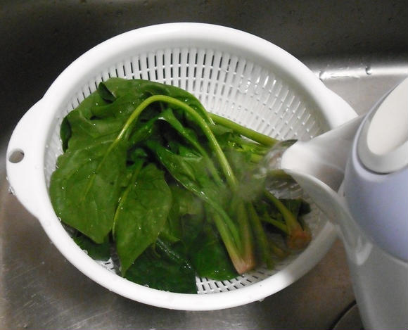 「湯通し」の意味とやり方!湯通しする目的や湯がく・茹でるとの違いは? | お食事ウェブマガジン「グルメノート」