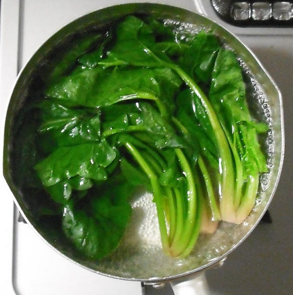 「湯通し」の意味とやり方!湯通しする目的や湯がく・茹でるとの違いは? | お食事ウェブマガジン「グルメノート」