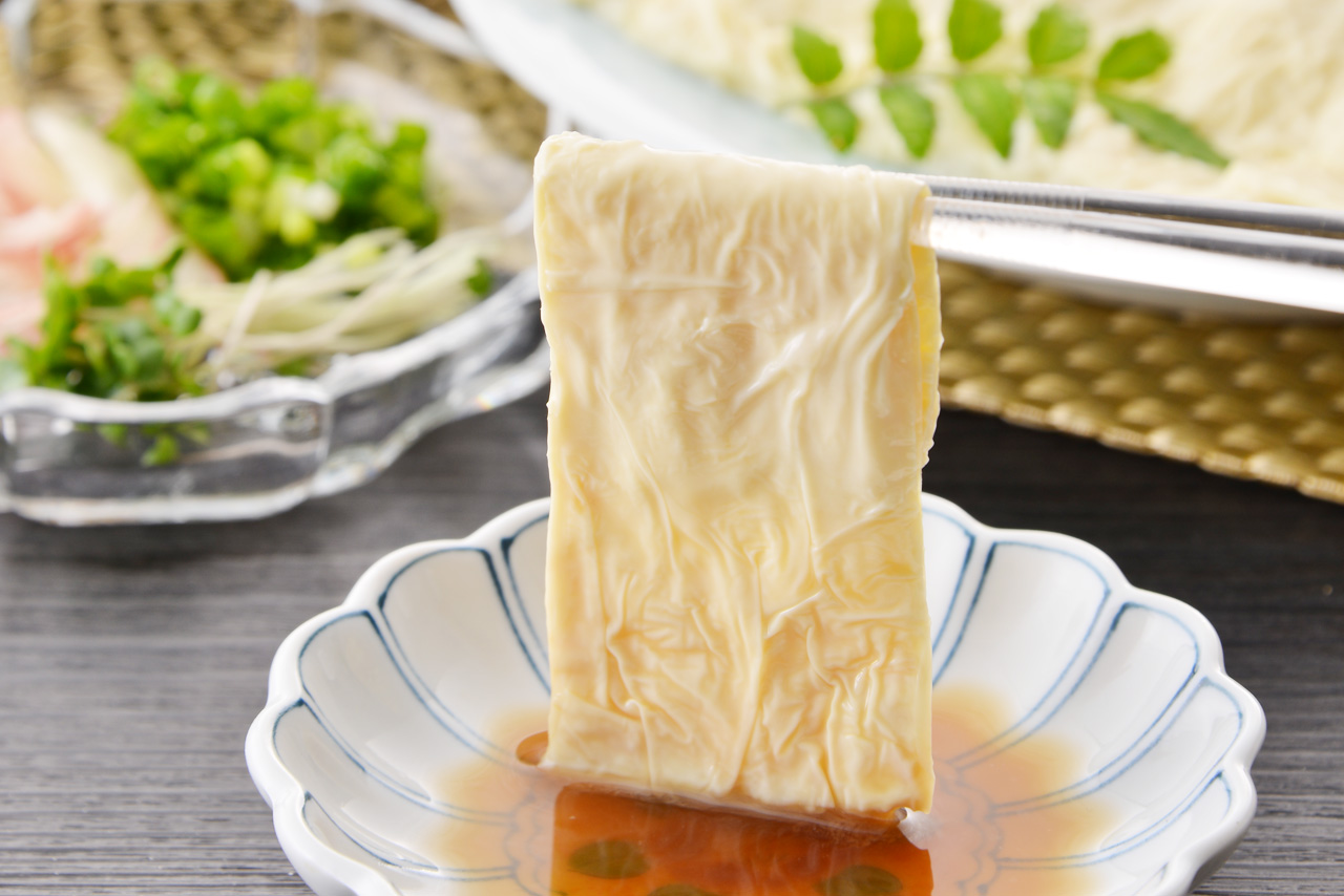 湯葉とは?種類や栄養は?湯葉の美味しい食べ方・レシピを詳しく紹介 お食事ウェブマガジン「グルメノート」 湯葉とは?種類や栄養は?湯葉の美味しい食べ方・レシピを詳しく紹介 お食事ウェブマガジン「グルメノート」