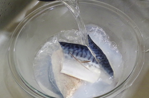 「湯通し」の意味とやり方!湯通しする目的や湯がく・茹でるとの違いは? | お食事ウェブマガジン「グルメノート」