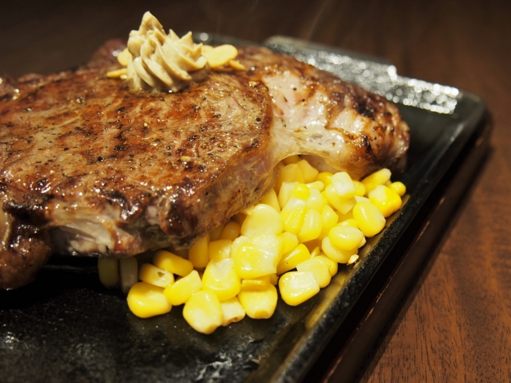 フランクステーキのクリーミーペッパーコーンソース添え レシピ