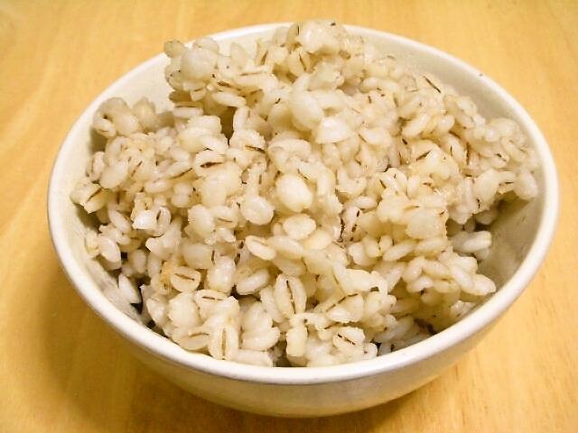 麦ご飯(麦飯)のカロリーを白米と比較!麦ご飯はダイエット向き?種類・炊き方も | お食事ウェブマガジン「グルメノート」