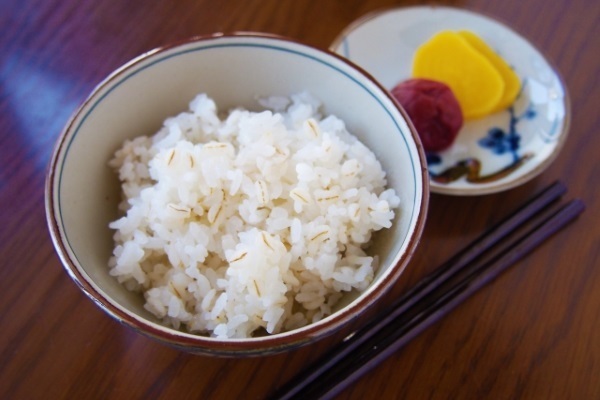 麦ご飯(麦飯)のカロリーを白米と比較!麦ご飯はダイエット向き?種類・炊き方も | お食事ウェブマガジン「グルメノート」