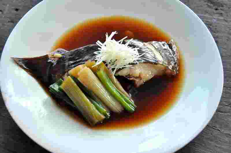 千切り生姜が乗ったカレイの煮付け
