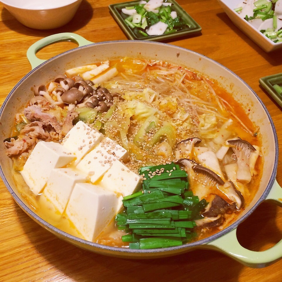 きのこ鍋のレシピ11選！醤油・味噌の味付けが定番！ | お食事ウェブマガジン「グルメノート」