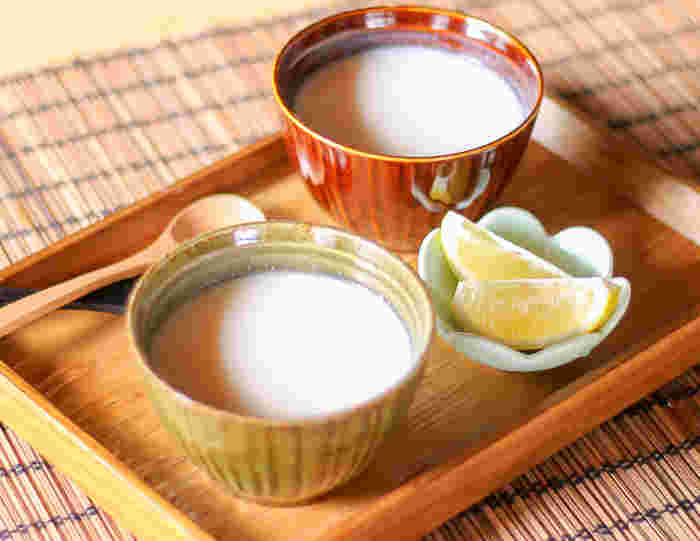 甘酒と隣にレモン