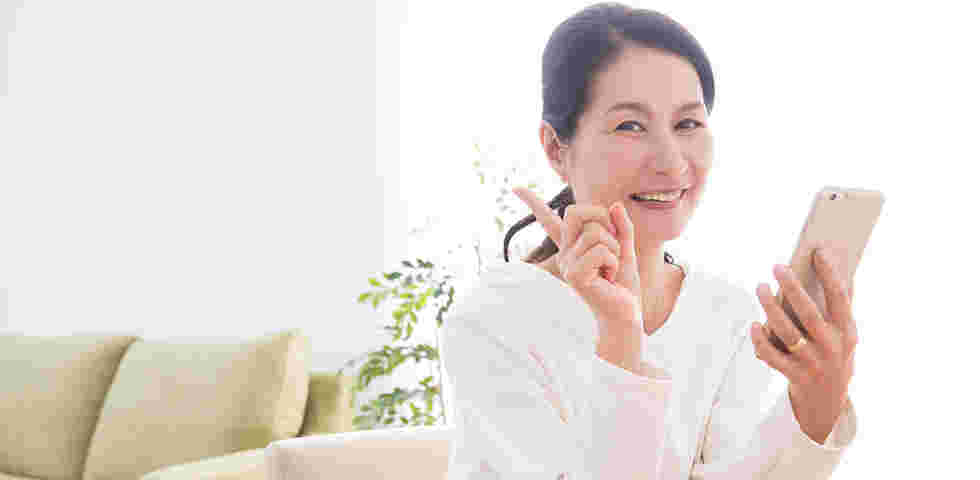 スマホを操作している女性