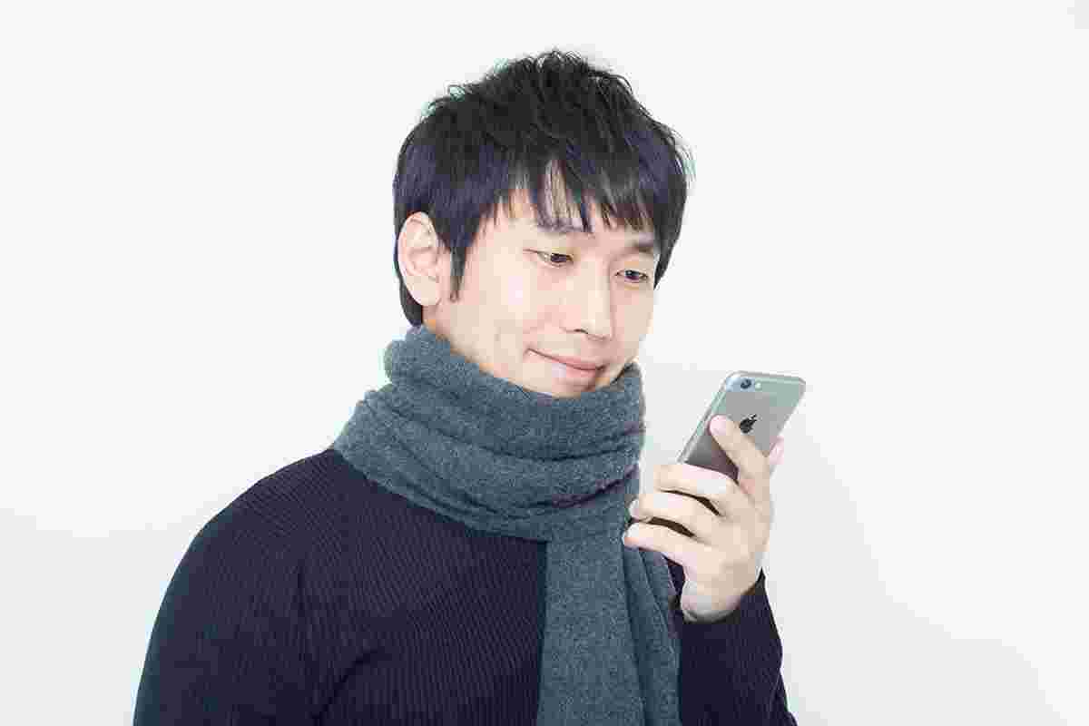 スマホを触る男性