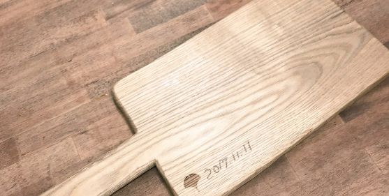 文字を彫ったカッティングボード