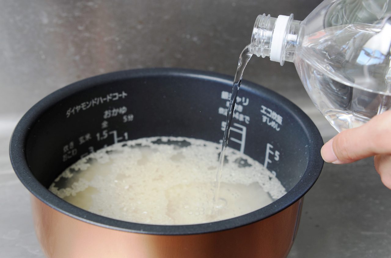 米を炊く時の水加減で失敗しない方法とは?指で水の量を量るといい? お食事ウェブマガジン「グルメノート」 米を炊く時の水加減で失敗しない方法とは?指で水の量を量るといい? お食事ウェブマガジン「グルメノート」