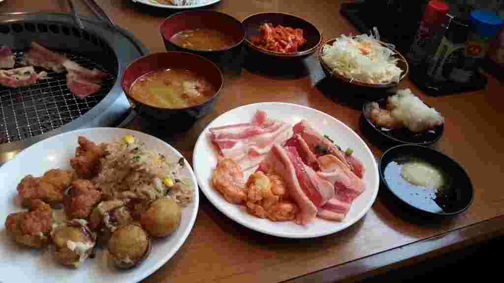 食べ放題の料理をテーブルの上に沢山並べている