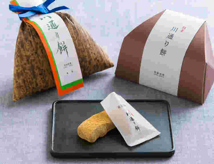 竹の皮と小箱に入った川通り餅
