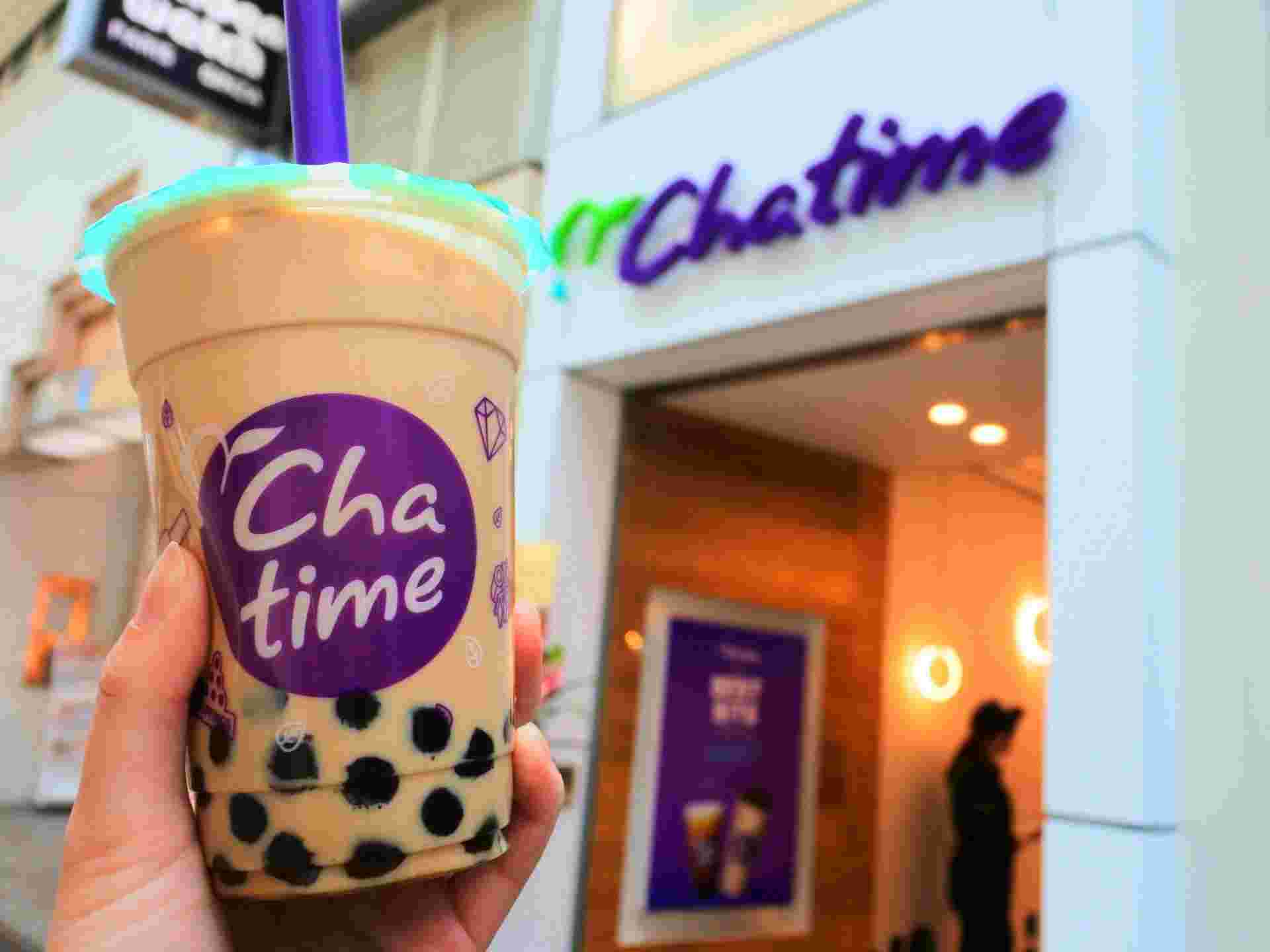 タピオカミルクティーと店の外観