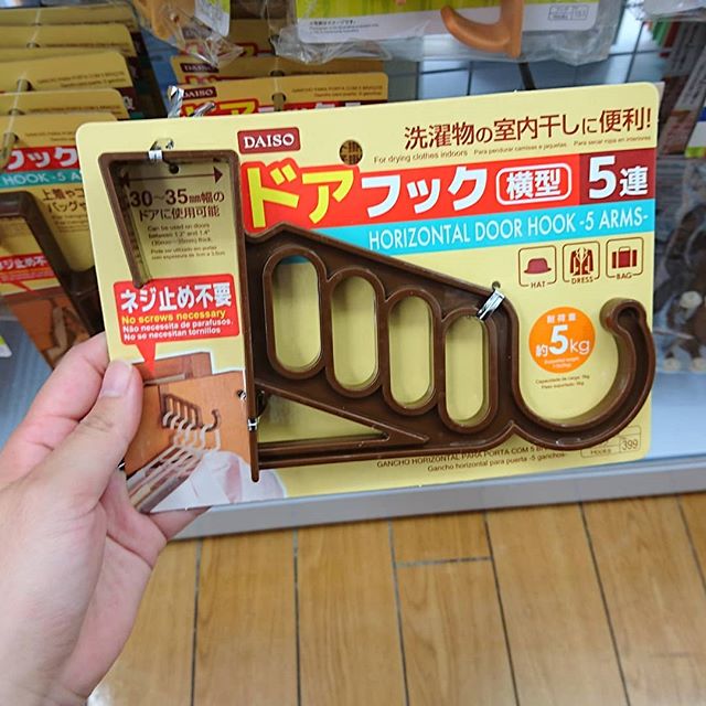 100均のフックを店別に紹介!壁に穴を開けない傷つけないフックもある! お食事ウェブマガジン「グルメノート」 100均のフックを店別に紹介!壁に穴を開けない傷つけないフックもある! お食事ウェブマガジン「グルメノート」