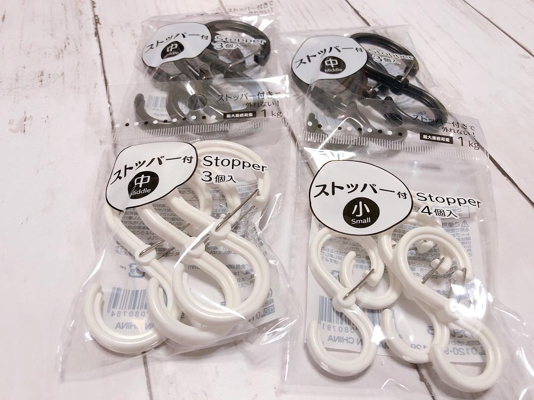 100均のフックを店別に紹介!壁に穴を開けない傷つけないフックもある! お食事ウェブマガジン「グルメノート」 100均のフックを店別に紹介!壁に穴を開けない傷つけないフックもある! お食事ウェブマガジン「グルメノート」