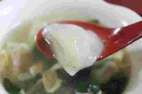 レンゲでワンタンを掬っている様子。