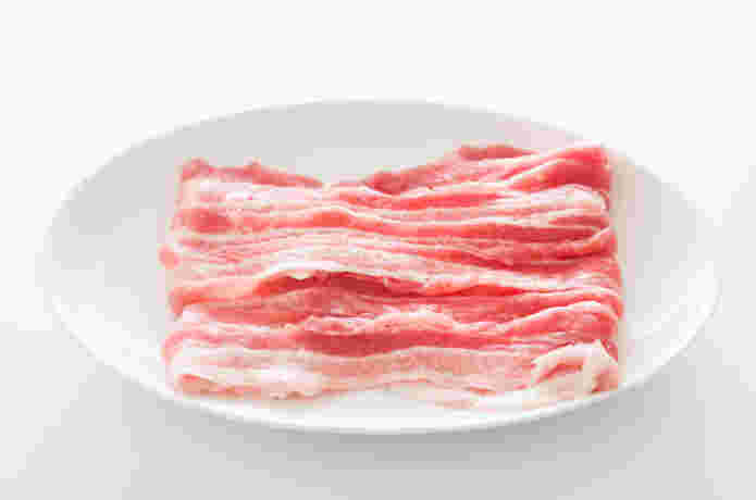皿に乗った豚バラ肉の薄切り