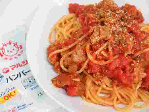 マルシンハンバーグの商品とパスタ料理の皿