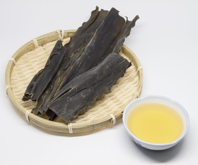 昆布水の作り方と効果効能は?手軽にだしも取れて料理の時短にも! お食事ウェブマガジン「グルメノート」 昆布水の作り方と効果効能は?手軽にだしも取れて料理の時短にも! お食事ウェブマガジン「グルメノート」