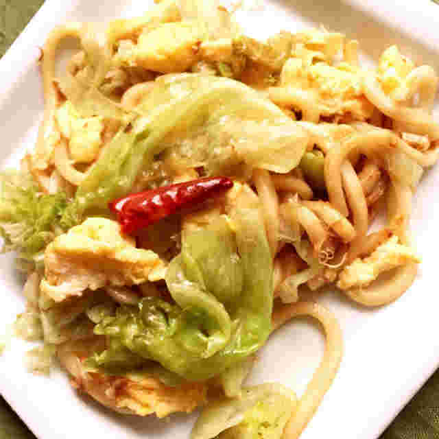 レタスと卵の焼きうどん