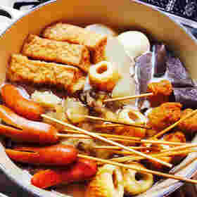 こんにゃく、厚揚げ、牛すじ、ウインナーなどを白だしで煮込んだおでん